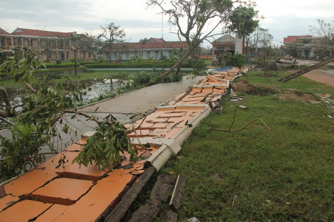 Nhiều tường rào của các trường học, công trình công cộng bị đổ sập.