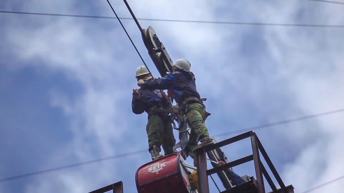 Kỳ t&iacute;ch k&eacute;o điện l&ecirc;n n&oacute;c nh&agrave; Đ&ocirc;ng Dương