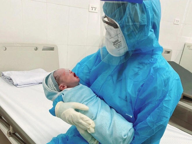 Bé gái nặng 2,8 kg đã chào đời tại Khoa Ngoại sản, Bệnh viện Bệnh Nhiệt đới Trung ương.