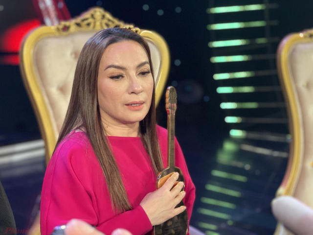 Sau 7 lần liên tiếp ngồi ghế giám khảo, ca sĩ Phi Nhung nhận được kỷ niệm chương của chương trình là một chiếc cúp hình cây đàn. Phi Nhung xúc động rơi nước mắt với món quà này, bởi trong sự nghiệp đi hát nhiều năm của mình, dù được đông đảo khán giả yêu thích nhưng chị hiếm khi nhận được các giải thưởng.