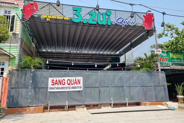 Một số nhà hàng khác thì treo bảng thông báo sang nhượng hoặc cho thuê. 