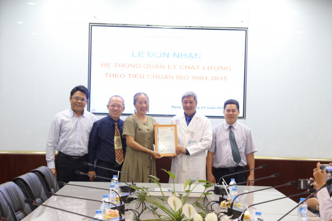 Đại diện Bệnh viện Chợ Rẫy đón nhận ISO 9001:2015 cho 9 khoa, phòng.
