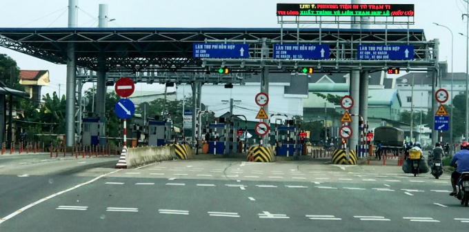 Dân địa phương nói: Hàng trăm năm nay mới thấy phương tiện ra vào Long Xuyên phải nộp phí. Ảnh: H.L