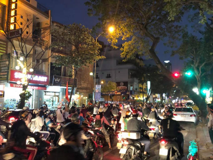 Ngay sau tiếng còi kết thúc trận đấu, người dân Đà Nẵng đã đổ ra đường ăn mừng.