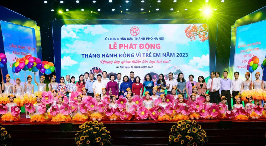 Các đại biểu chụp ảnh lưu niệm với các em thiếu nhi tại Lễ phát động. (Ảnh: molisa.gov.vn)