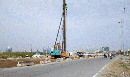 Một công trình hạ tầng đang thi công tại khu vực cầu Thủ Thiêm (quân2). Ảnh: N.H
