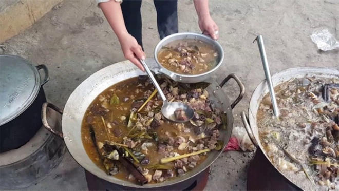 Món đặc sản Đồng Văn - thắng cố là món ăn nổi tiếng của người H'Mong (Ảnh: vumytrang80).