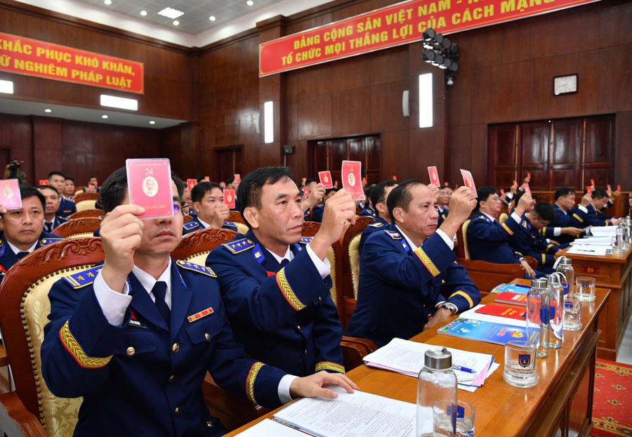 Các đại biểu biểu quyết thông qua nghị quyết Đại hội.