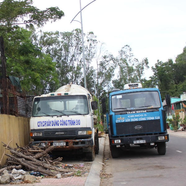 Nhiều xe tải chuyên chở của công ty tạm nghỉ sau vụ nổ.