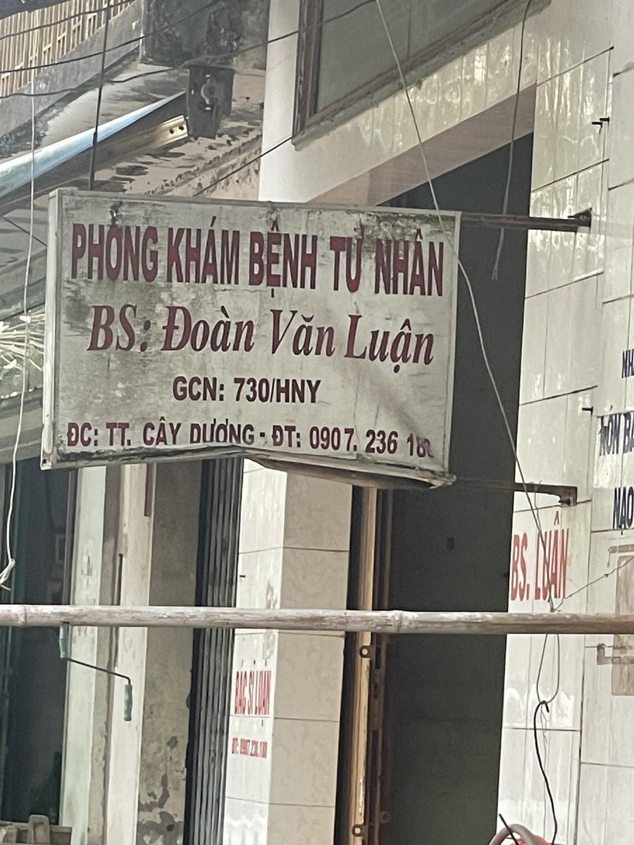 Phòng khám của bác sỹ Luận- một trong 17 hộ dân đầu tiên sinh sống tại chợ Cây Dương.