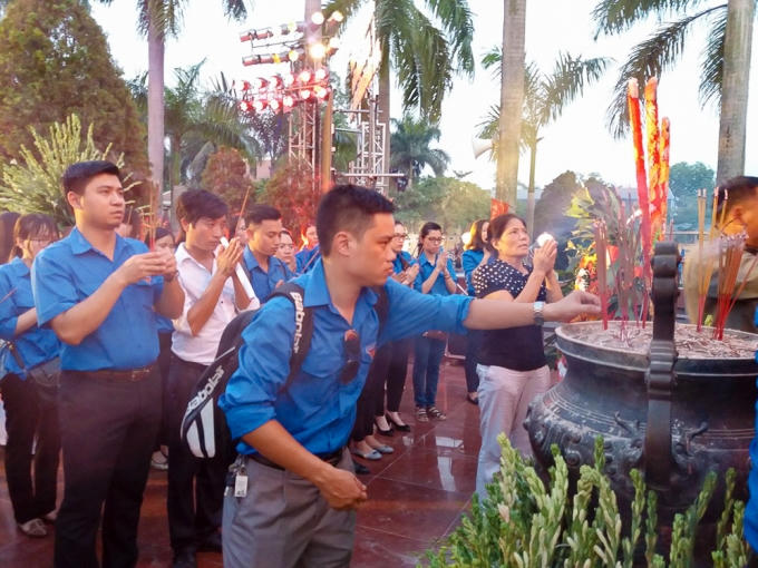 Hơn 30 bạn trẻ trong màu áo thanh niên đại diện cho Đoàn thanh niên Bộ Tư Pháp dâng hương thể hiện lòng tri ân với những người đã hy sinh xương máu vì độc lập tự do của dân tộc.
