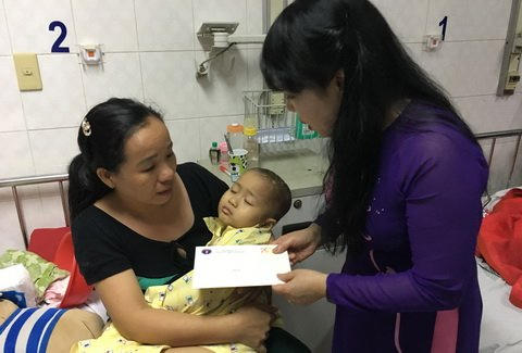 Bộ trưởng Kim Tiến tặng quà tại khoa nhi BV Ung bướu.