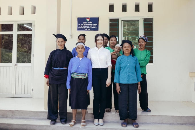 Lý Nhã Kỳ giống như "cô tiên" mang lại niềm vui cho bà con vùng núi nghèo Khau Sớ.