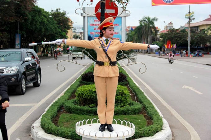 H&igrave;nh ảnh đẹp về một nữ Cảnh s&aacute;t Giao th&ocirc;ng