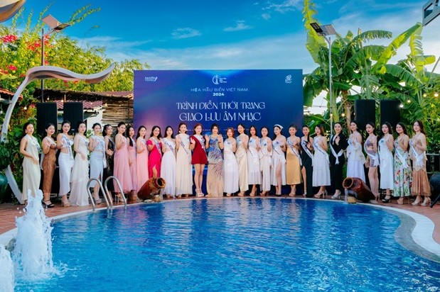 Hoa hậu Lê Liệu - Phó chủ tịch cuộc thi cùng các thí sinh Hoa hậu Biển Việt Nam 2024