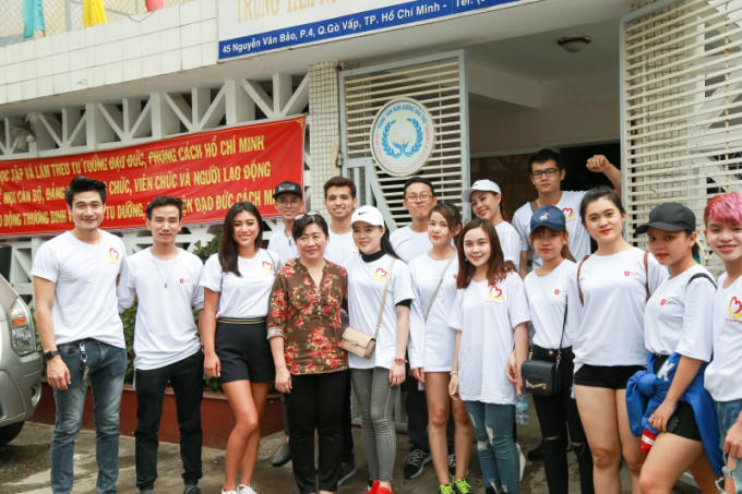 Hoa hậu Vy Nguyễn bay nửa vòng trái đất để tặng quà cho trẻ em mồ côi, khuyết tật