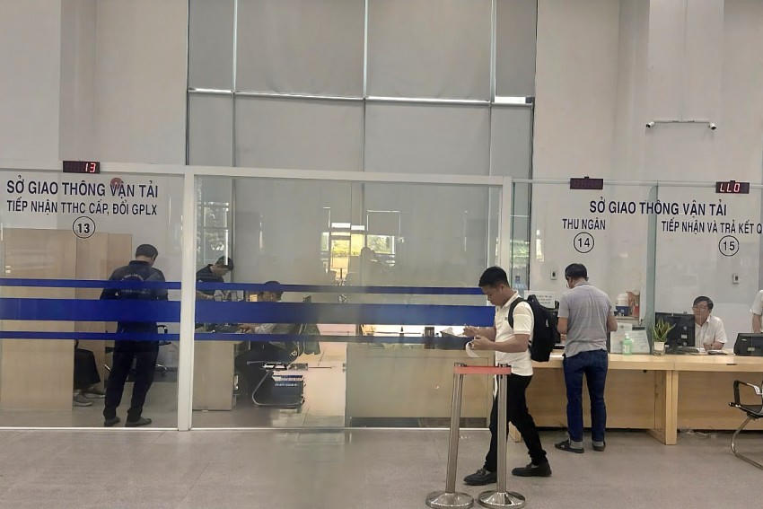 Phòng CSGT tỉnh tiếp nhận, giải quyết thủ tục cấp, đổi, cấp lại giấy phép lái xe cho người dân tại quầy số 13, 14 tại Trung tâm phục vụ hành chính công tỉnh Bình Dương (địa chỉ tầng 1, Tháp B, Trung tâm hành chính tỉnh, phường Hòa Phú, TP. Thủ Dầu Một, tỉnh Bình Dương).