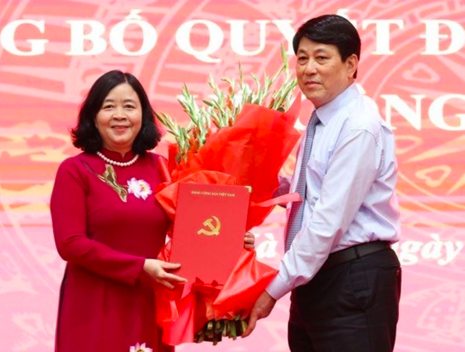 Thường trực Ban Bí thư Lương Cường trao quyết định và tặng hoa chúc mừng tân Bí thư Thành ủy Hà Nội Bùi Thị Minh Hoài.