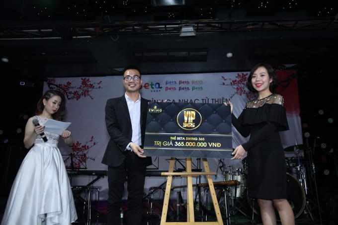 Chương trình đấu giá những bức tranh của các em nhỏ bệnh nhi.