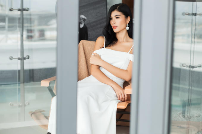 Trước khi đến với nữ người mẫu, bác sĩ Trần Tiễn Chánh đã có với người vợ đầu hai cậu con lai rất cao lớn, điển trai. Đã ngoài 50 tuổi nhưng ông xã Trang Lạ nhìn còn rất trẻ trung, phong độ. Anh rèn luyện sức khỏe bằng cách chơi nhiều môn thể thao.
