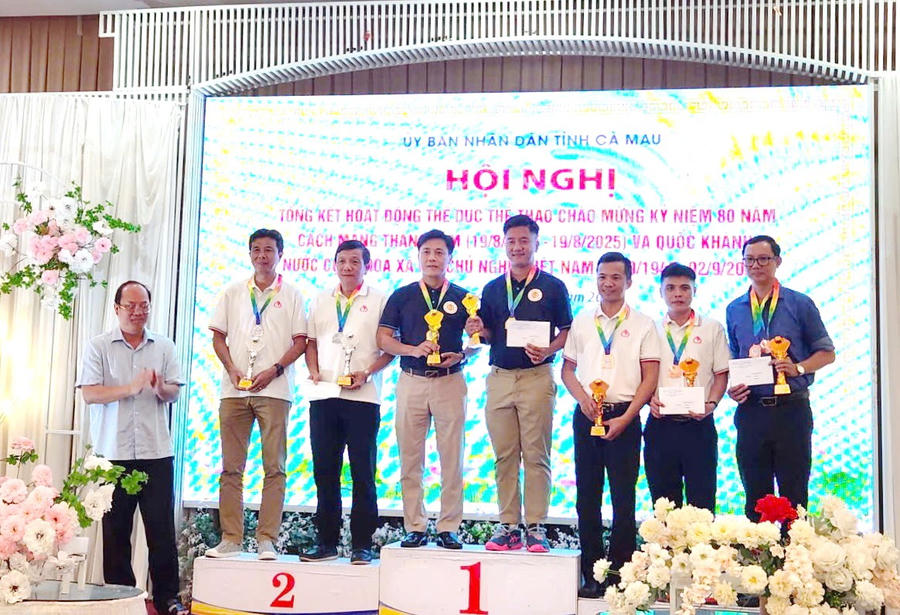 Ông Nguyễn Hồ Hải - Bí thư Tỉnh ủy Cà Mau, trao Cúp và Huy chương Vàng cho đôi nam đội tuyển Công an tỉnh xuất sắc giành chiến thắng ở môn Pickleball.
