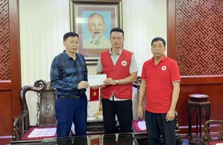 Qua Công ty Than Quang Hanh - TKV, Đại diện Hội Chữ thập đỏ tỉnh Quảng Ninh trao tiền hỗ trợ gia đình các nạn nhân trong vụ tai nạn hầm lò.