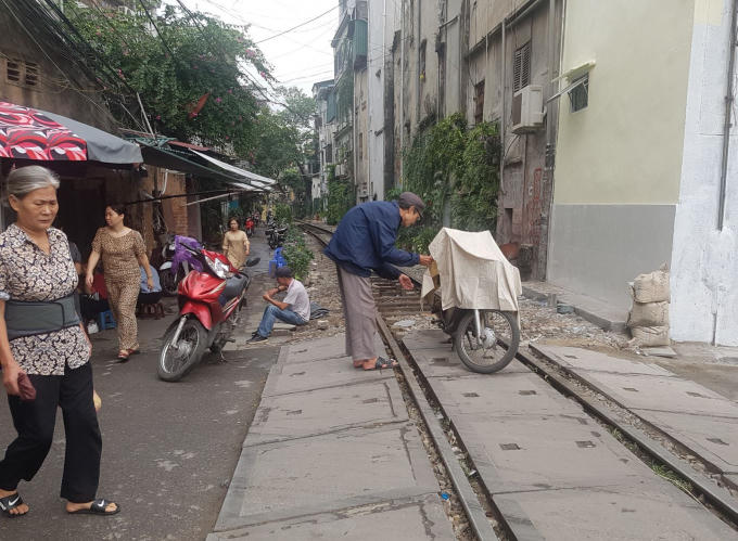 Nhiều vi phạm hành lang an toàn đường sắt cần tăng nặng mức xử phạt để răn đe.