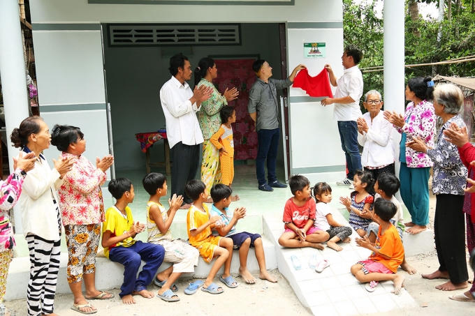 Đội thi của chương trình trao tặng nhà tình nghĩa cho người nghèo.