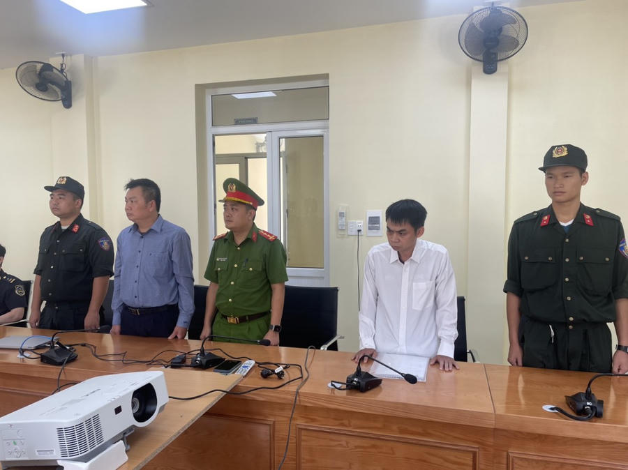 Bị can Nguyễn Tứ (thứ hai từ trái sang) và Đinh Đức Minh (áo trắng) vào thời điểm bị khởi tố và bắt tạm giam.