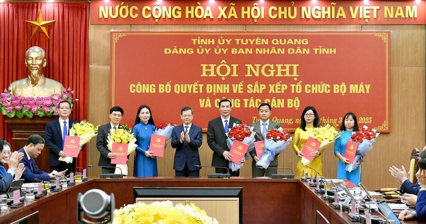 Ông Nguyễn Văn Sơn, Phó Bí thư Tỉnh ủy, Bí thư Đảng ủy UBND tỉnh, Chủ tịch UBND tỉnh Tuyên Quang trao Quyết định bổ nhiệm lãnh đạo các ban Đảng UBND tỉnh.