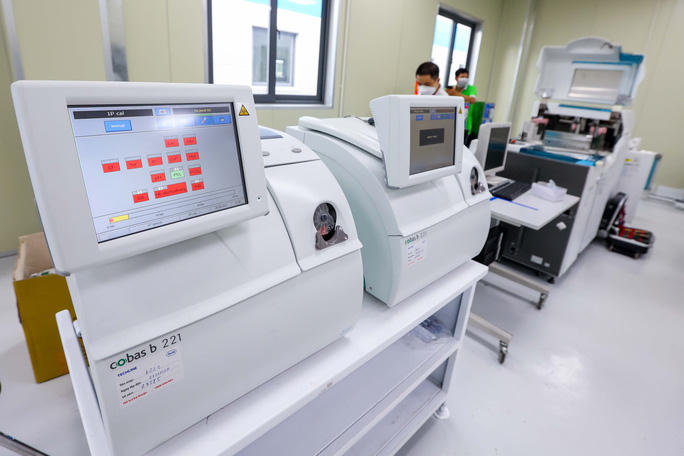 Máy móc cùng trang thiết bị hiện đại hỗ trợ việc điều trị bệnh nhân Covid-19 đã sẵn sàng đi vào hoạt động. (Ảnh: Báo Người Lao động)