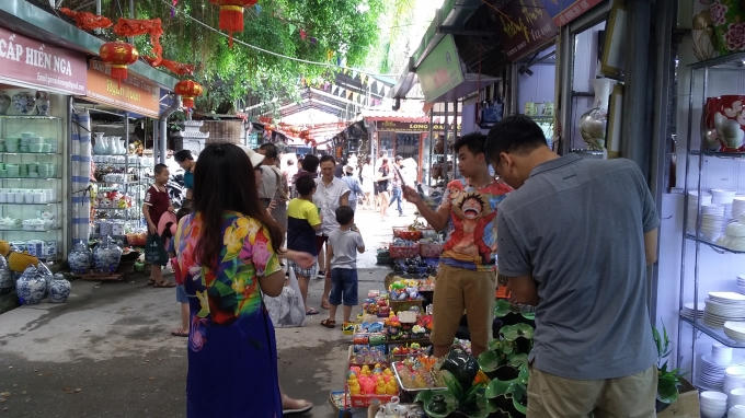 Hà Nội: Nghỉ lễ 2/9, người dân ùn ùn tới làng gốm Bát Tràng