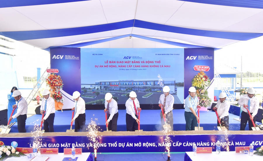 Lãnh đạo tỉnh Cà Mau và chủ đầu tư, thực hiện nghi thức động thổ Dự án.