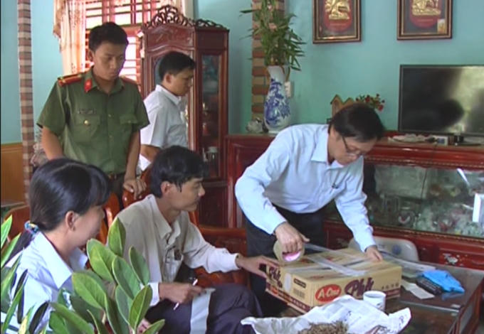 Đoàn kiểm tra niêm phong những đồ dùng khám chữa bệnh của ông Phương.