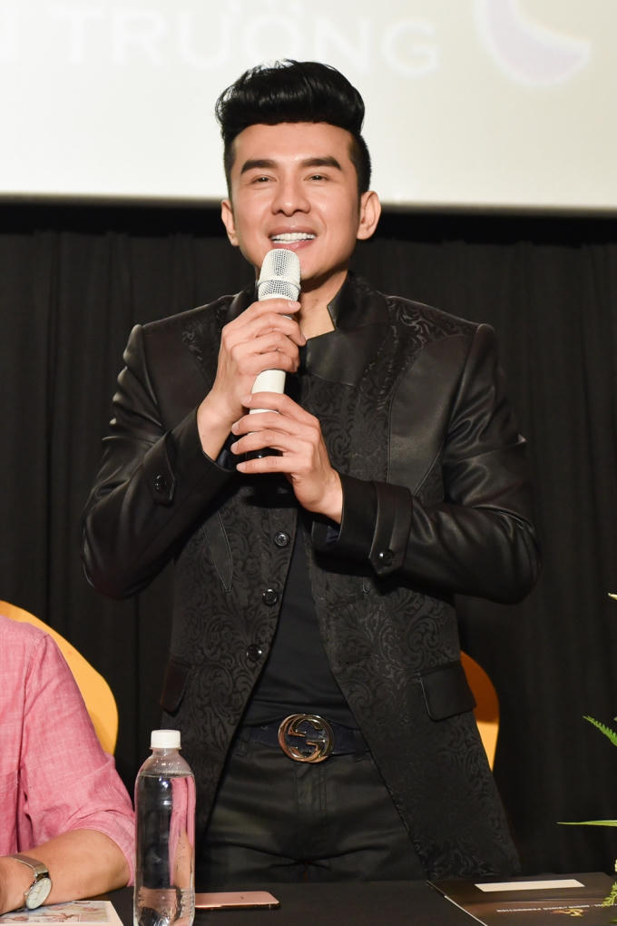 Đoàn phim với một đội ngũ nhân sự vô cùng lớn, gần 40 người, với kinh phí tăng theo cấp số nhân. Từ con số ban đầu là 600 triệu, đã tăng lên 800, rồi 1 tỷ, và cuối cùng đã chạm đến mốc 1,3 tỷ.