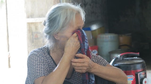 Nỗi đau của bà nội cháu bé đớn bị nhân lên bởi những hành động của các bảo vệ tại bệnh viện.