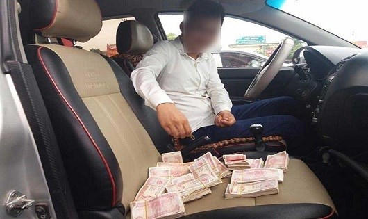 Tài xế dùng tiền lẻ để trả phí nhằm phản đối mức phí qua BOT quốc lộ 5 quá cao.
