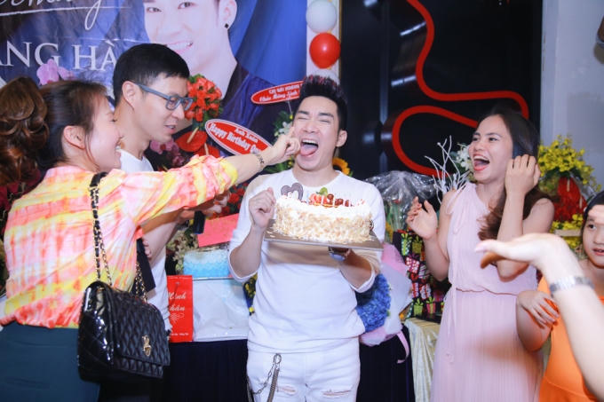 Quang Hà hạnh phúc đón tuổi mới cạnh những người đồng nghiệp thân thiết