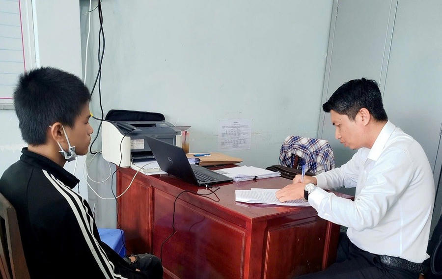 Trợ giúp viên pháp lý làm việc với nghi can là người chưa thành niên. Ảnh minh họa