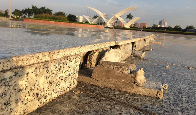 Bậc lên xuống bung gạch, lâu ngày không được sửa chữa.