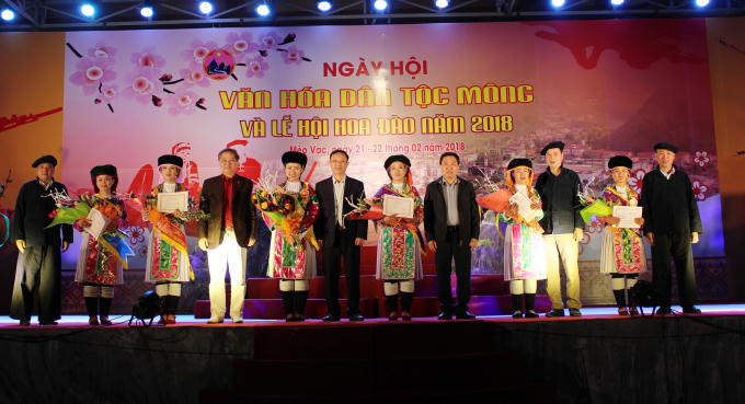 Lãnh đạo tỉnh Hà Giang trao quà cho các thí sinh tham gia ngày Hội.