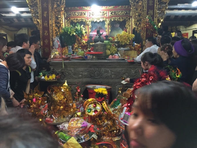 Người dân chen chúc nhau khấn. (ảnh: Minh Long).