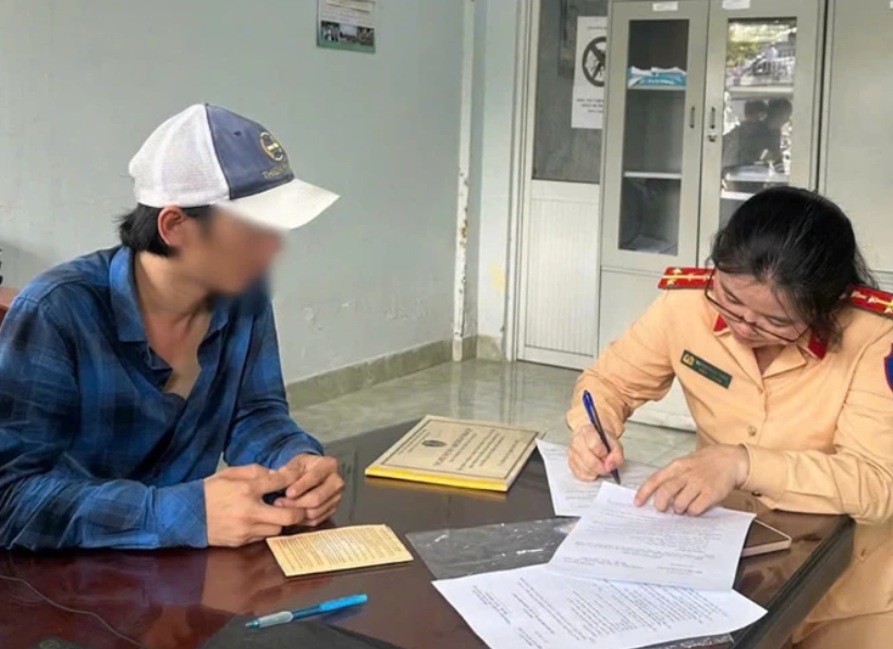 CSGT làm việc với tài xế.