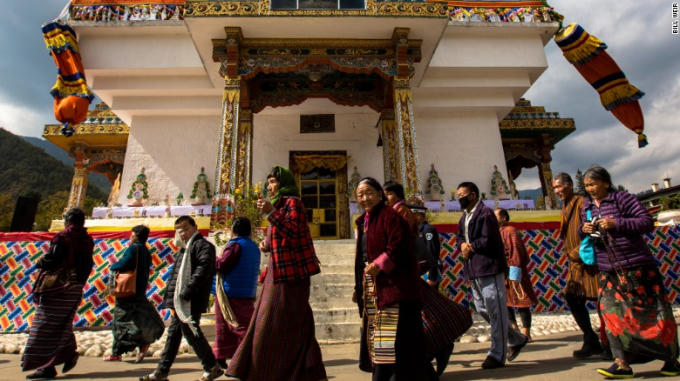 Thứ hai, chính phủ Bhutan rất quan tâm tới mức độ hài lòng với cuộc sống người dân. Thay vì dùng các chỉ số kinh tế như GDP hay GNP làm thước đo thì ở đây lại dùng Chỉ số Hạnh phúc quốc gia (GNH). Hiện nay Bhutan là quốc gia đầu tiên và duy nhất trên thế giới áp dụng GNH. Ngoài ra, khoảng cách giữa các tầng lớp trong xã hội không quá tách biệt, chính điều này khiến cho người dân Bhutan mãn nguyện hơn với cuộc sống. (Ảnh: CNN)