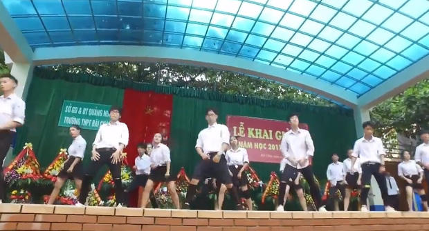 Màn vũ điệu "hút hồn" của học sinh trong lễ khai giảng ở Quảng Ninh.