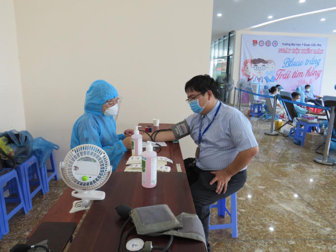 Khám sàng lọc cho tình nguyện viên trước khi lấy máu