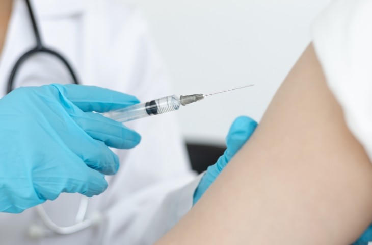 Rà soát, quản lý đối tượng tiêm chủng, tổ chức tiêm bù, tiêm vét cho các trường hợp chưa được tiêm chủng đầy đủ trong tiêm chủng mở rộng và tiếp tục triển khai chiến dịch tiêm chủng vaccine phòng, chống bệnh sởi theo kế hoạch của Bộ Y tế. (Ảnh minh họa)