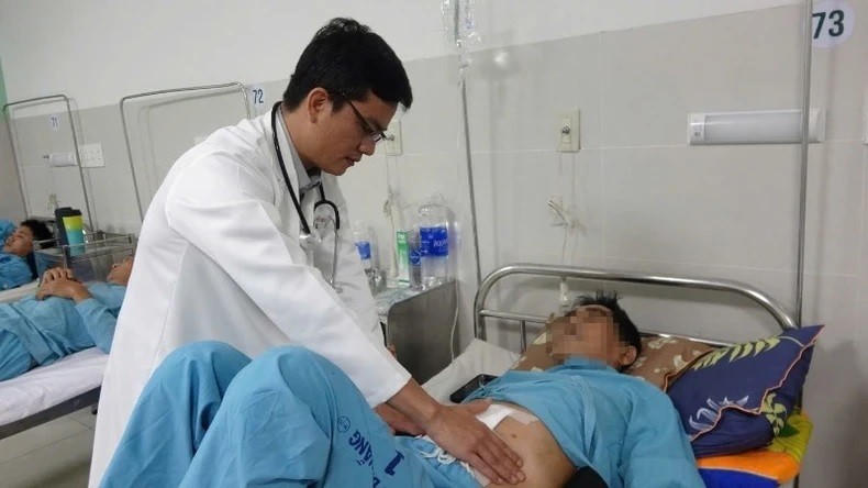 Bác sĩ kiểm tra tình trạng bệnh nhân sau phẫu thuật.