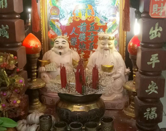 Người Việt thờ Thần Tài chung với ông Địa.