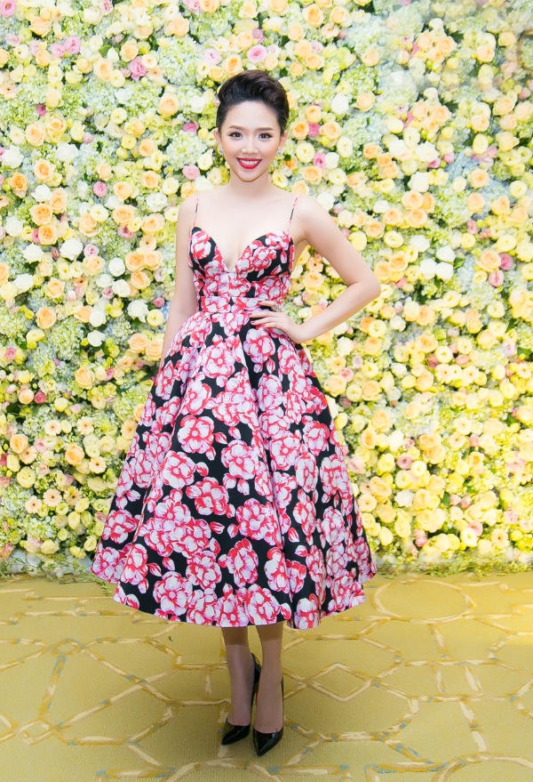Tham dự sự kiện tại TP HCM vào cuối tuần, Tóc Tiên gây chú ý với trang phục phom cổ điển và không kém phần gợi cảm. Thiết kế cúp ngực, điểm họa tiết hoa sắc trắng đỏ bắt mắt. Ảnh: Linh Hân